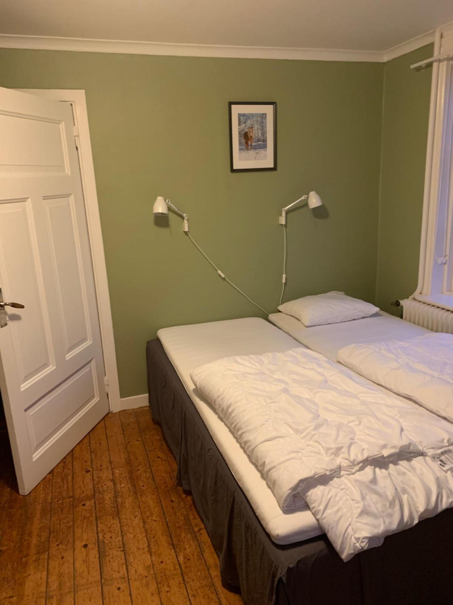 Oesjoenaes Hotel Tived Екстериор снимка